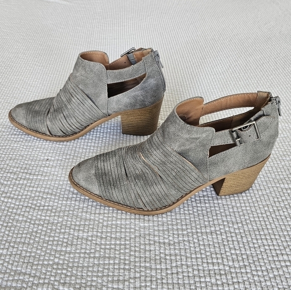 Maurices Gray ankle boots side buckle Size 8 - Picture 2 of 10